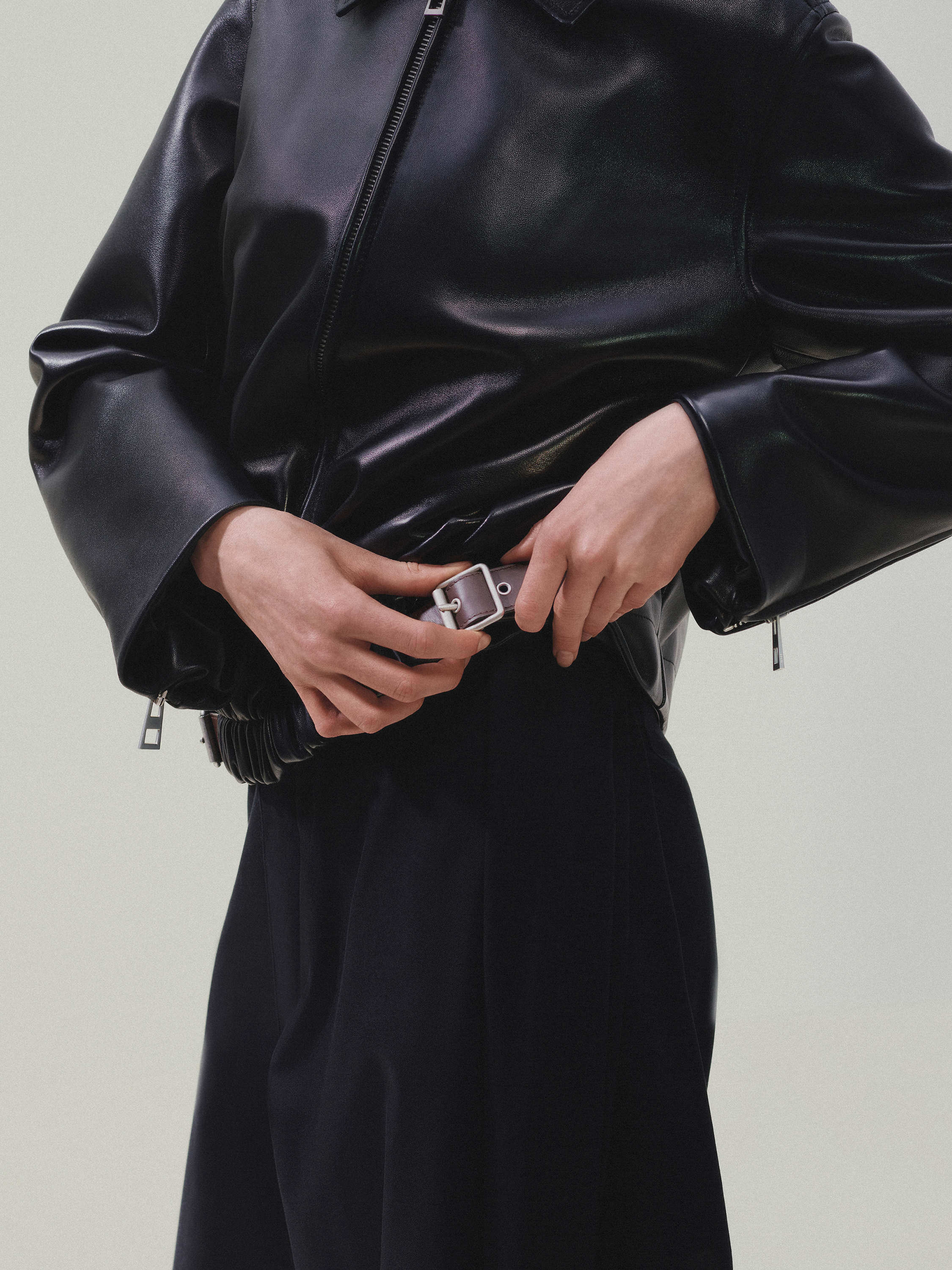 極極美品 LOEWE レザー ブラック マフラー ポケット スペイン製 未使用感 極極美品 LOEWE レザー ブラック マフラー ポケット スペイン製